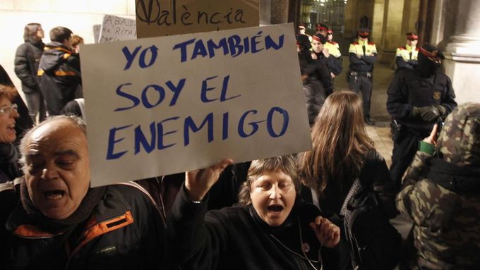"Já jsem také nepřítel" hlásá plakát jednoho z demonstrantů proti policejnímu zásahu.