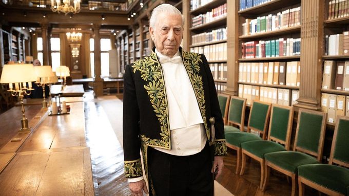 Mario Vargas Llosa, dle pravidel Francouzské akademie už v obleku s typickými olivovými výšivkami.