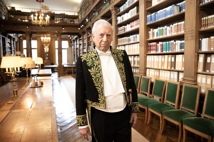 Mario Vargas Llosa oblečený dle pravidel Francouzské akademie v obleku s typickými olivovými výšivkami.