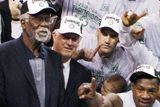 Na bostonské palubovce slavily současné i minulé hvězdy klubu. Nechyběla ani jedna z největších osobností Celtics i celé historie NBA, John Havlicek, syn československých imigrantů (v saku, druhý zleva). Zcela vlevo Billm Russell.