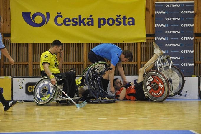 Nekompromisní srážka u mantinelu, kde po faulu tatranské hráče skončili na zemi Adam Šimonek i Michal Vápenka.