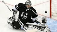 Jonathan Quick - Jeden z největších kiksů měsíce října předvedl brankář Los Angeles. Quick vyjel k levému kruhu, aby si zpracoval hokejkou vyhozený puk, ale ta mu vyjela z ruky a on si klouzající kotouč vyrážečkou nasměroval do brány.