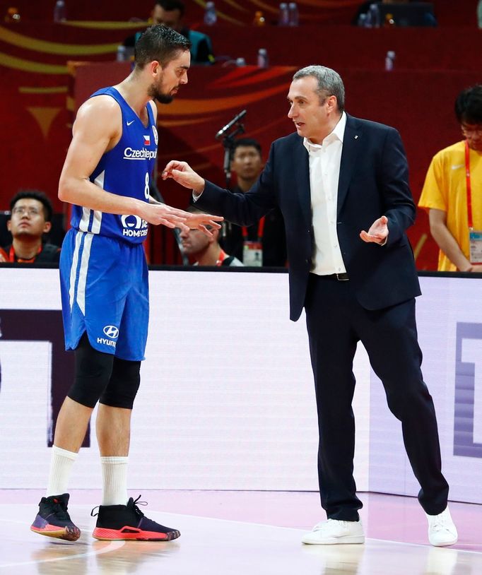 basketbal, MS 2019, Česko - Srbsko, Tomáš Satoranský a trenér Ronen Ginzburg