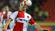 Střídající Zdeněk Šenkeřík (14, SK Slavia Praha) sleduje míč. Ani on se ale proti Fiorentině gólově neprosadil.