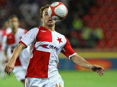 Střídající Zdeněk Šenkeřík (14, SK Slavia Praha) sleduje míč. Ani on se ale proti Fiorentině gólově neprosadil.