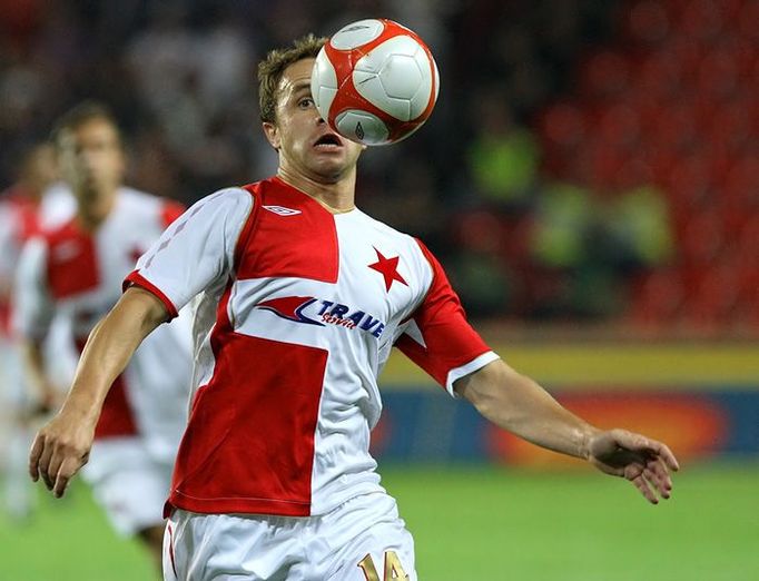 Střídající Zdeněk Šenkeřík (14, SK Slavia Praha) sleduje míč. Ani on se ale proti Fiorentině gólově neprosadil.