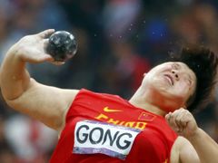 Čínská závodnice Kung Li-ťiaová během olympijského finále v hodu koulí.