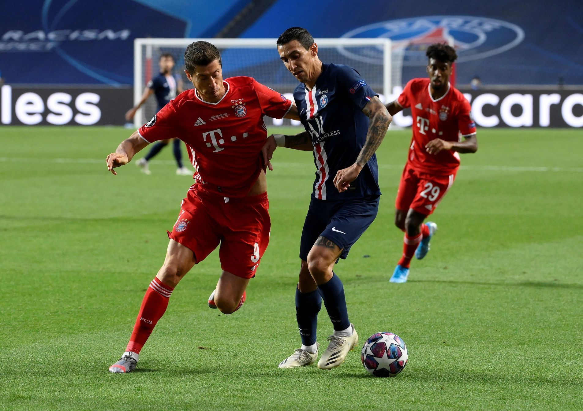 Robert Lewandowski a Ángel di María ve finále LM Bayern Mnichov - Paris St. Germain
