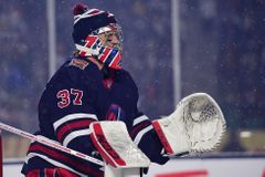 "Aktivně nám ztěžují práci." Brankáři NHL jsou na tom čím dál hůř, trápí se i Češi