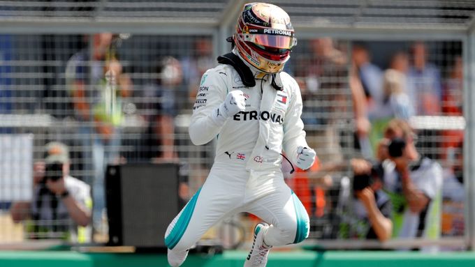 Lewis Hamilton slaví vítězství v kvalifikaci v Silverstonu.