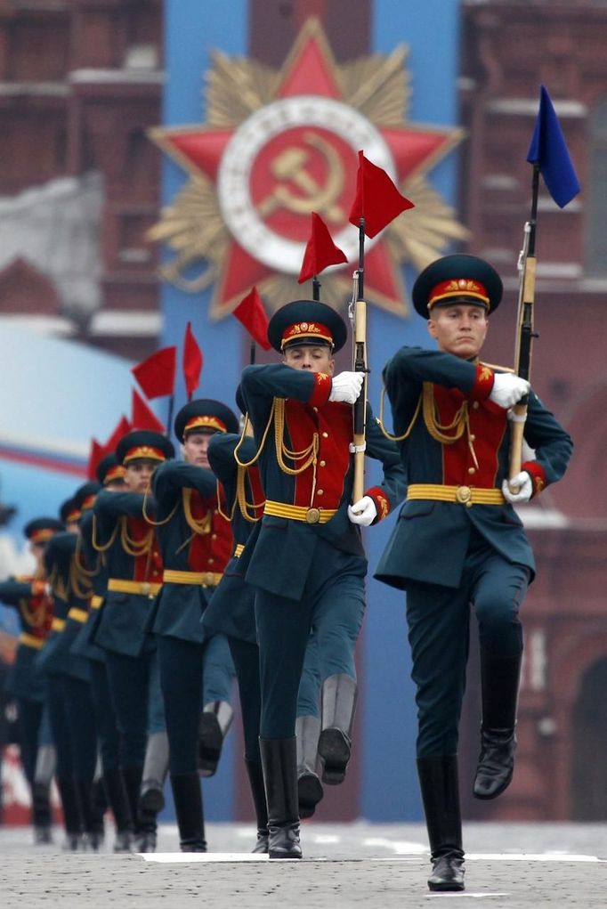 Russian servicemen take part in the Victory Parade on Moscow's Red Square May 9, 2012. Russia celebrates the 67th anniversary of the victory over Nazi Germany on Wednesday. REUTERS/Maxim Shemetov (RUSSIA - Tags: MILITARY ANNIVERSARY SOCIETY) Published: Kvě. 9, 2012, 8:40 dop.