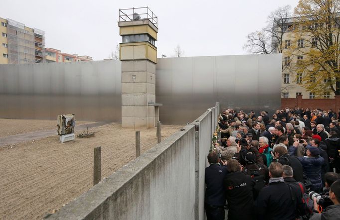 Květiny vkládaly do zdi tisíce lidí.