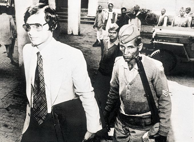 Charles Sobhraj eskortován indickým policistou k soudu, Benares, Indie, 3. března 1982 - proces za vraždu izraelského turisty z roku 1976.