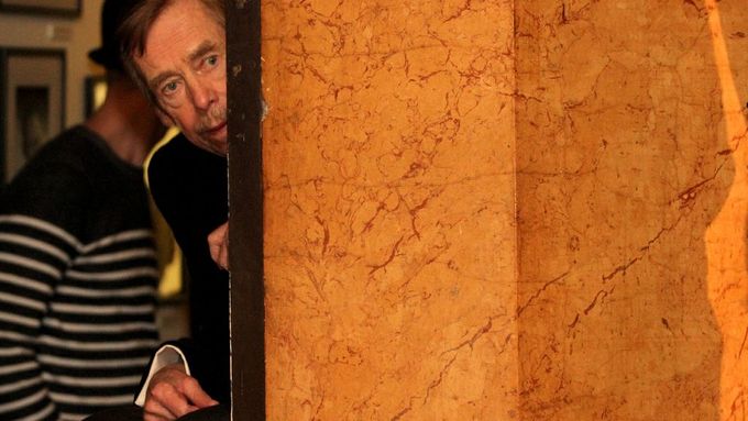 Václav Havel na snímku z března při premiéře Odcházení v kině Lucerna.