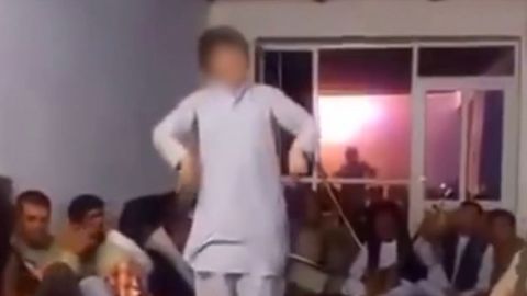 Tančící chlapci je starý zvyk a Afghánci se nevzdávají. Často končí znásilněním