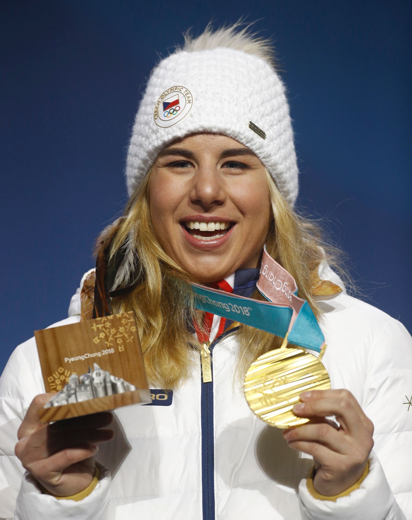 Ester Ledecká se zlatou medailí z paralelního obřího slalomu na ZOH 2018
