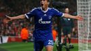 Fotbalista Schalke 04 Klaas-Jan Huntelaar slaví gól proti Arsenalu během základních skupin Ligy mistrů 2012/13.