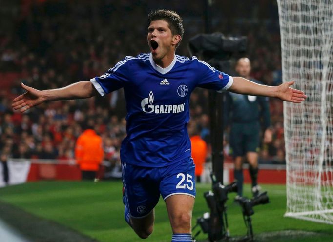 Fotbalista Schalke 04 Klaas-Jan Huntelaar slaví gól proti Arsenalu během základních skupin Ligy mistrů 2012/13.