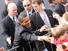 Hlídán bodyguardy, zdraví se Obama s Pražany, kteří si přivstali kvůli jeho projevu.