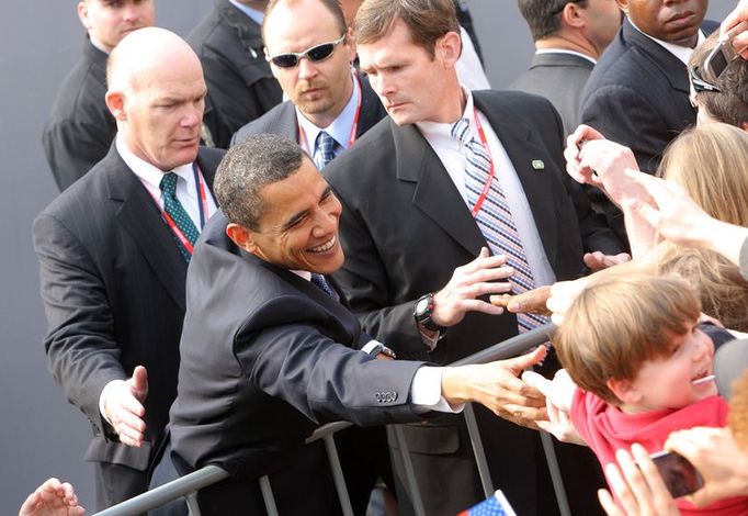 Hlídán bodyguardy, zdraví se Obama s Pražany, kteří si přivstali kvůli jeho projevu.