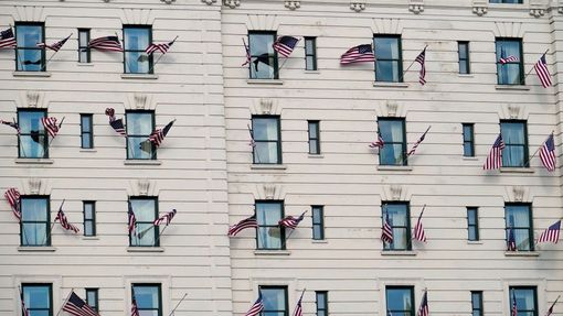 Americké vlajky po cestě od Kapitolu k Bílému domu během inaugurace.