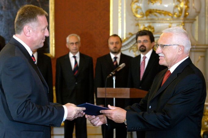 Prezident Václav Klaus (vpravo) jmenoval 16. srpna 2006 na Pražském hradě předsedu ODS Mirka Topolánka premiérem.