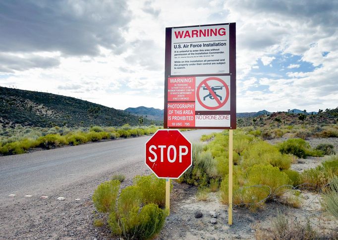 Oblast 51 je tajná vojenská základna v Nevadě, USA. Slouží k testování pokročilých letadel a je předmětem mnoha konspiračních teorií o UFO.