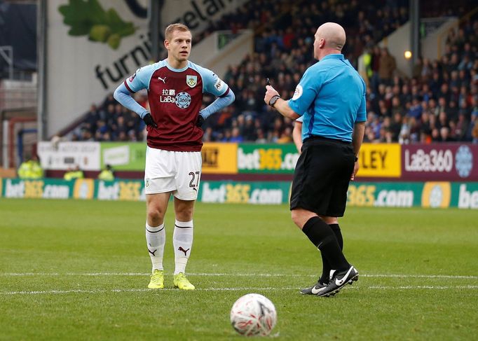 fotbal, Anglický pohár 2018/2019, Burnley - Barnsley, Matěj Vydra čeká na možnost zahrát pokutový kop, který však nakonec sudí po konzultaci s videorozhodčím odvolal