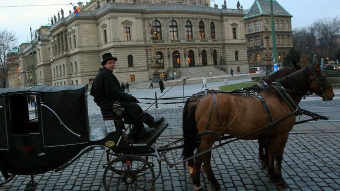 Pražské Rudolfinum, stojící na břehu Vltavy v místě, kam se ve středověku vyvážely odpadky z města, dnes oslavovalo 120. výročí dnem otevřených dveří.