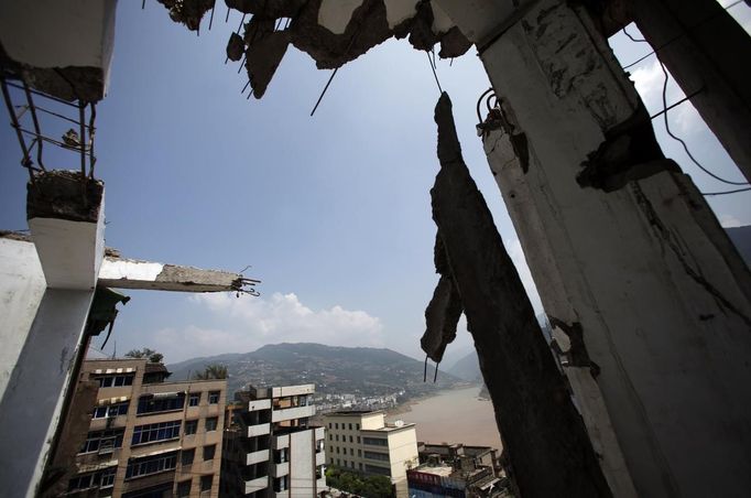 A view of the Yangtze river from a building under demotion at a residential area which will be relocated, in Huangtupo, Badong city, 100km (62 miles) from the Three Gorges dam in Hubei province in this August 8, 2012 file photo. China relocated 1.3 million people during the 17 years it took to complete the Three Gorges dam. Even after finishing the $59 billion project last month, the threat of landslides along the dam's banks will force tens of thousands to move again. It's a reminder of the social and environmental challenges that have dogged the world's largest hydroelectric project. While there has been little protest among residents who will be relocated a second time, the environmental fallout over other big investments in China has become a hot-button issue ahead of a leadership transition this year. Picture taken on August 8, 2012. To match story CHINA-THREEGORGES/ REUTERS/Carlos Barria/Files (CHINA - Tags: POLITICS ENVIRONMENT BUSINESS ENERGY) Published: Srp. 22, 2012, 8:48 odp.