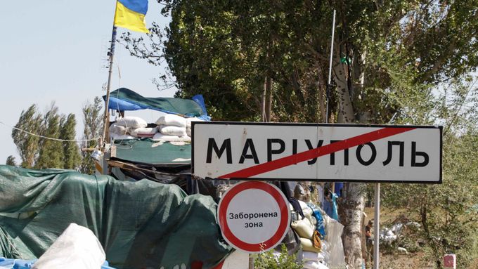 Nejméně 30 civilistů bylo zabito po útoku separatistů v Mariupolu.
