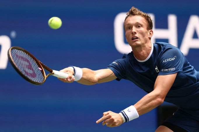 Jiří Lehečka  ve čtvrtfinále US Open proti Carlosi Alcarazovi