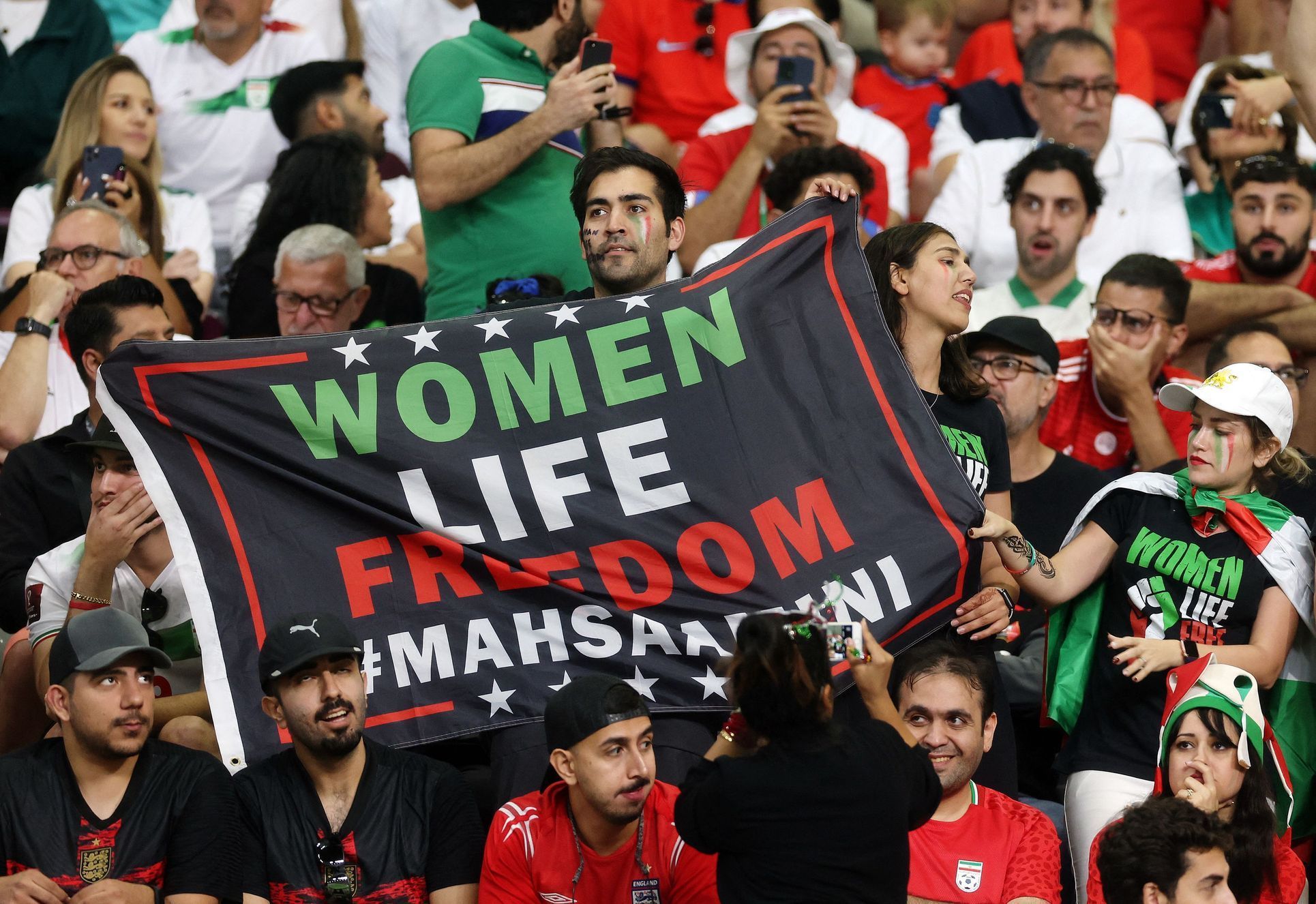 Íránští příznivci na stadionu v Dauhá.