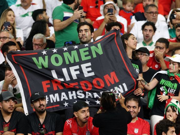 Transparent íránských fanoušků při zápase Anglie - Írán. 