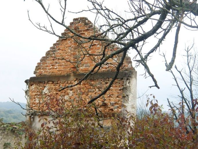 Štít domu v bosenském Nujiči. Vše, co zbylo z války