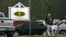 An FBI official stands at a roadblock near Destiny Church, the scene of a shooting and hostage taking, in Midland City, Alabama, January 30, 2013. A gunman boarded an Alabama school bus ferrying children home from school on Tuesday and fatally shot the driver before fleeing with a young child and holing up in an underground bunker, Alabama media reported. Sheriff's officials confirmed that one person had been killed in a shooting involving a school bus in Alabama's Dale County but gave scant details other than to say that a child was present at the scene in Midland City. REUTERS/Phil Sears (UNITED STATES - Tags: CRIME LAW) Published: Led. 30, 2013, 10:52 odp.