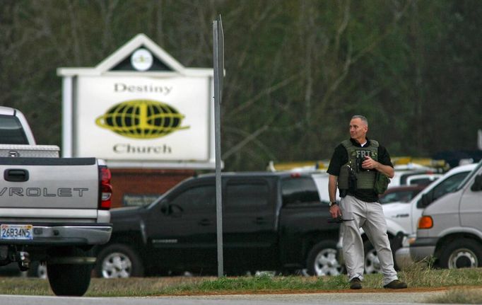 An FBI official stands at a roadblock near Destiny Church, the scene of a shooting and hostage taking, in Midland City, Alabama, January 30, 2013. A gunman boarded an Alabama school bus ferrying children home from school on Tuesday and fatally shot the driver before fleeing with a young child and holing up in an underground bunker, Alabama media reported. Sheriff's officials confirmed that one person had been killed in a shooting involving a school bus in Alabama's Dale County but gave scant details other than to say that a child was present at the scene in Midland City. REUTERS/Phil Sears (UNITED STATES - Tags: CRIME LAW) Published: Led. 30, 2013, 10:52 odp.