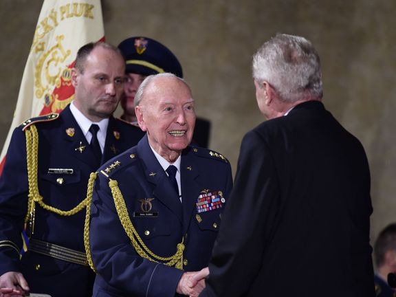 Alois Dubec přebírá vyznamenání od prezidenta Zemana v roce 2016.