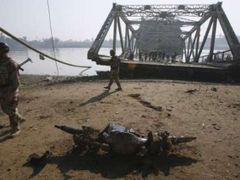 Čtvrteční atentát zničil jeden z mostů přes řeku Tigris.