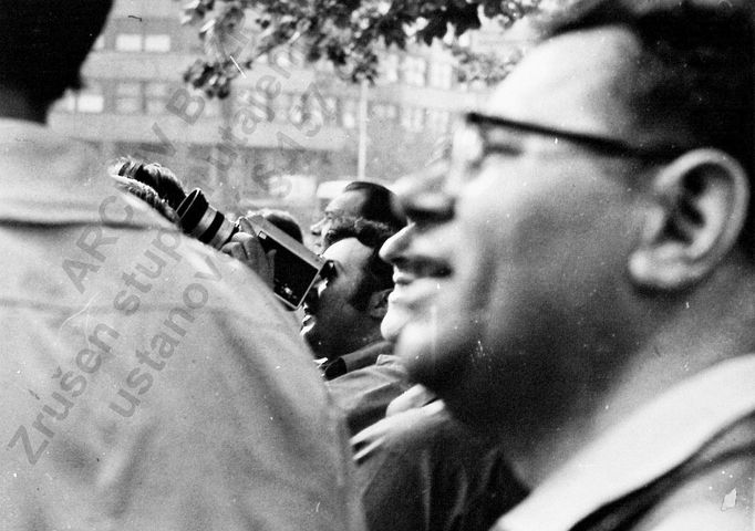 Fotoreprodukce dobového policejního vyšetřovacího spisu k srpnovým událostem v roce 1969.