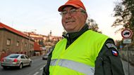 Pan Josef Kestler byl mezi prvními, kdo se práci hlásil. Dříve pracoval u armády, dnes je v důchodu a na otázku proč to vlastně dělá, má rychlou odpověd: "Mám vnučku, takže vím co dokážou děti. Mám řidičský průkaz, takže vím, co dokážou řidiči. A hlavně na to mám čas."