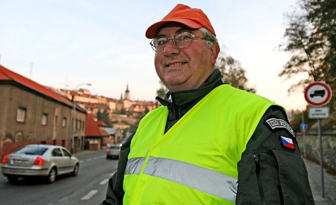 Pan Josef Kestler byl mezi prvními, kdo se práci hlásil. Dříve pracoval u armády, dnes je v důchodu a na otázku proč to vlastně dělá, má rychlou odpověd: "Mám vnučku, takže vím co dokážou děti. Mám řidičský průkaz, takže vím, co dokážou řidiči. A hlavně na to mám čas."