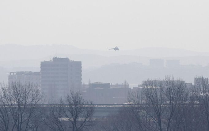 Severokorejská armádní helikoptéra, fotografovaná z čínské hranice.