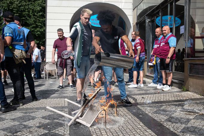 Nepokoje fanoušků v ulicích Prahy před finále Konferenční ligy Fiorentina - West Ham