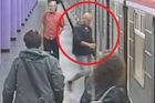Muž v metru surově napadl invalidu. Kopal ho, bil pěstmi a nakonec mu ukradl berli