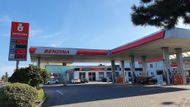 Pumpy Benzina jsou v Opavě tři. Na všech se ceny pohonných hmot v neděli večer snížily, právě proto se tu tvořily fronty motoristů.