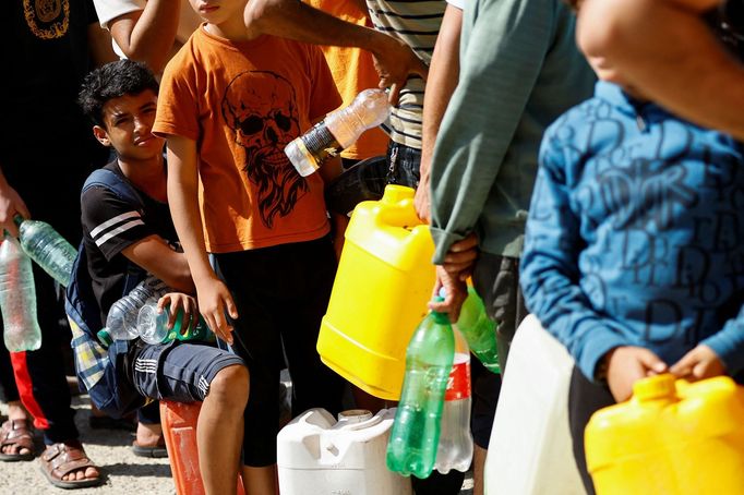 Palestinci stojí frontu na benzin ve městě Chán Júnis v obavách, že pohonné hmoty brzy dojdou.