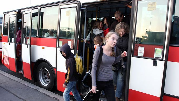Dopravci pořizují nové autobusy s klimatizací. Nechávají ji ale vypnutou (ilustrační foto).
