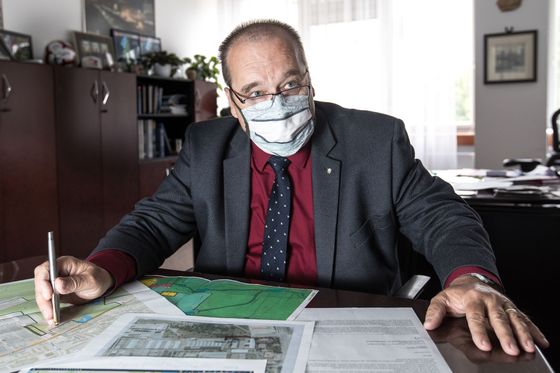 Primátor Hradce Králové Alexandr Hrabálek odmítá, že by chtěl silnici vést skrz přírodní památku. 