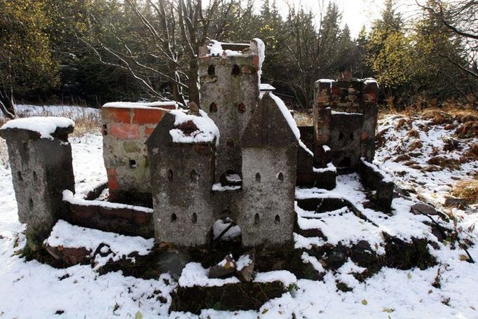 Palečkův hrad. Nejbizarnější pozůstatek lágru Rovnost. Pro zkrášlení apelplacu si ho nechal od muklů postavit sadistický velitel tábora František Paleček.